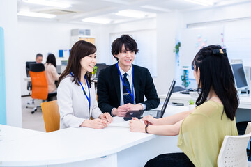 Fototapeta premium オフィスで窓口業務をするスタッフ