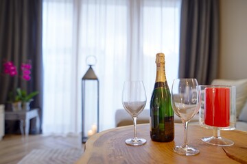 Stolik z winem i kieliszkami w ekskluzywnym apartamencie