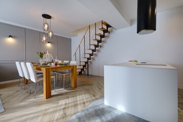 stół z krzesłami w apartamencie, schody drewniane na piętro - obrazy, fototapety, plakaty