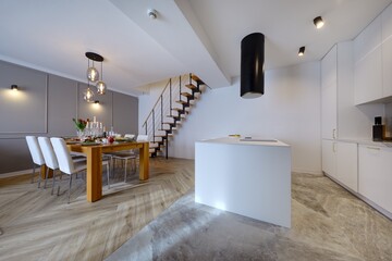 stół z krzesłami w apartamencie, schody drewniane na piętro