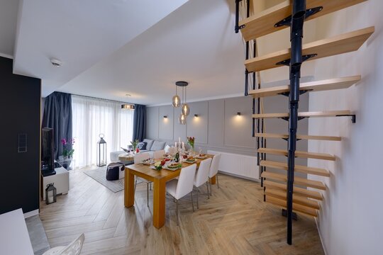 Fototapeta stół z krzesłami w apartamencie, schody drewniane na piętro