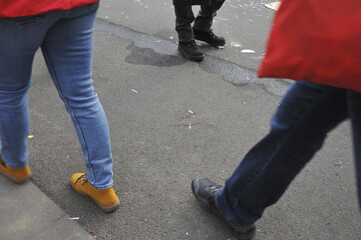 menschen gehen auf einer strasse