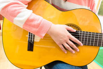 ギターを弾く女性の手 - obrazy, fototapety, plakaty