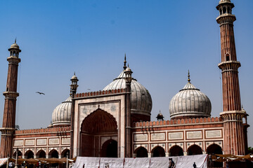 Obraz premium The spectacular architecture of the Great Friday Mosque (Jama Masjid) in Delhi during Ramzan season, the most important Mosque in India, Jama Masjid Mosque, Old town of Delhi 6, India