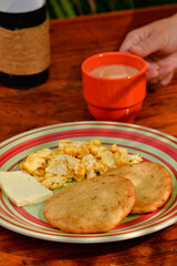 desayuno colombiano arepa con huevo  y cafe con leche