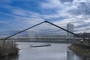 Frachtschiff auf dem Rhein mit Panorama von Düsseldorf	