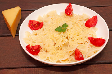Pasta bows with tomatoes and parmesan cheese