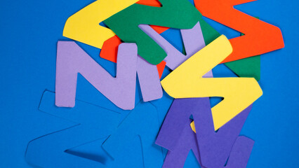 Letras N de cartulinas de colores