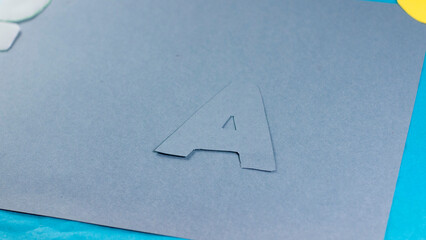 Letra A recortada en cartulina gris