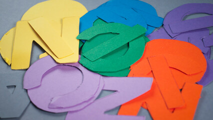 Letras recortadas en cartulinas de colores amontonadas