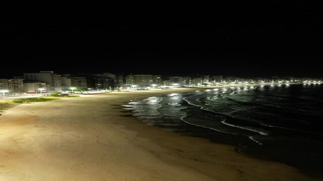 Imagem a&eacute;rea noturna da cidade de Guarapari no Esp&iacute;rito Santo. Praia do Morro e Centro de Guarapari com luzes noturnas.