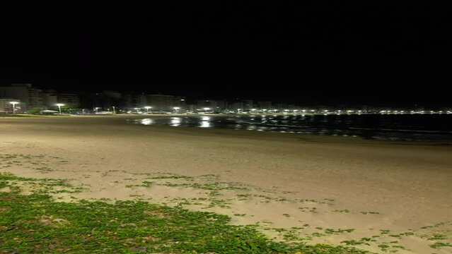 Imagem a&eacute;rea noturna da cidade de Guarapari no Esp&iacute;rito Santo. Praia do Morro e Centro de Guarapari com luzes noturnas.