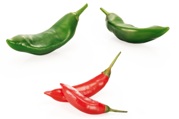 pimentas verdes e pimentas vermelhas em fundo transparente