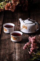 Té Chino de hojas rojas en taza blanca