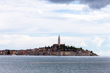 Fototapeta premium panorámica de un pueblo costero con la torre central sobresaliendo