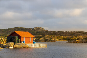 skandinavisches Bootshaus in den schwedischen Schären, Fischerhütte