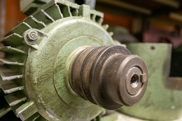 Torno de color verde en un taller