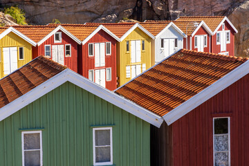 bunte skandinavische Holzhäuser, Fischerdorf an der Schären Küste in Schweden