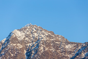 pico de una montaña nevada y en deshielo