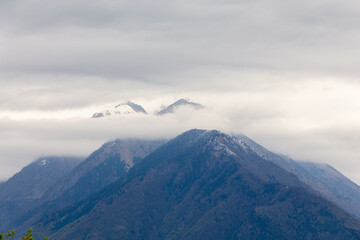 monta&ntilde;as y cumbres con nubes atraves&aacute;ndolas