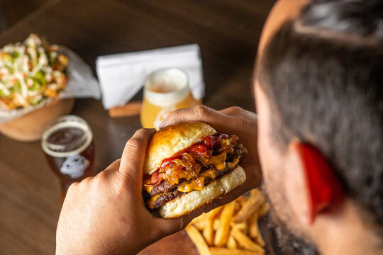 Hombre comiendo hamburguesa