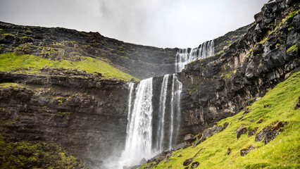 Der Fossá Wasserfall auf der Insel Streymoy fällt über mehrere Kaskaden nach unten. Besonders...