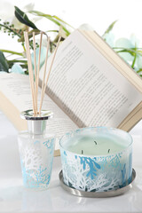 ensemble d'encen,livre,fleurs