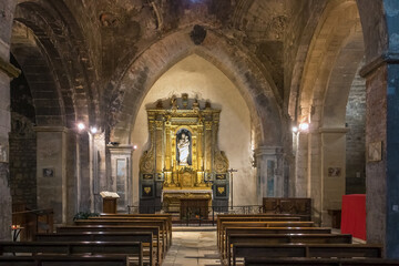 Eglise de Notre Dame de Venasque  dans le Vaucluse à l' automne - obrazy, fototapety, plakaty
