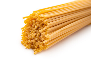 Primo piano di spaghetti crudi isolati su fondo bianco, cibo italiano 