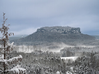 Winterliche Aufnahme vom Lilienstein im Nationalpark Sächsische Schweiz. © goldi59