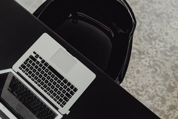 Laptop praca z biura czarne krzesło i biurko - obrazy, fototapety, plakaty