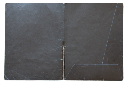 Carpeta negra usada y vieja