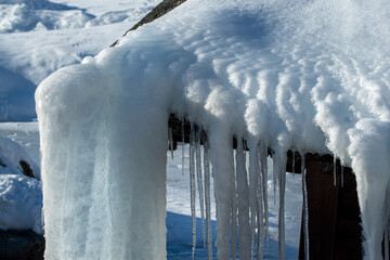 Eiszapfen an Berghütte