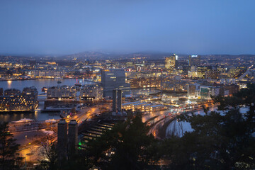 Obraz premium Oslo Downtown Skyline, Norway. Financial district and business centers in smart urban city in Europe. Skyscraper and high-rise buildings at night.