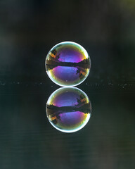 Seifenblase auf Wasser