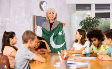Kids learning together about pakistan in geography class - obrazy, fototapety, plakaty