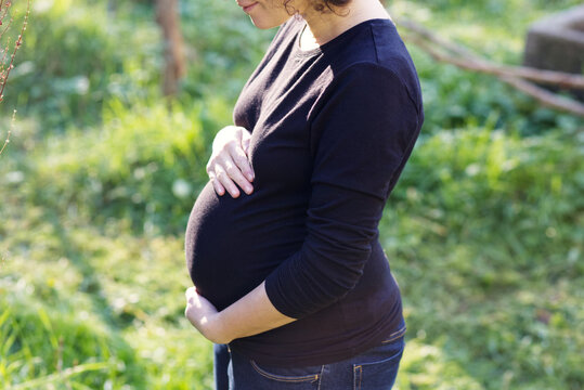 Femme enceinte avec piercing labret