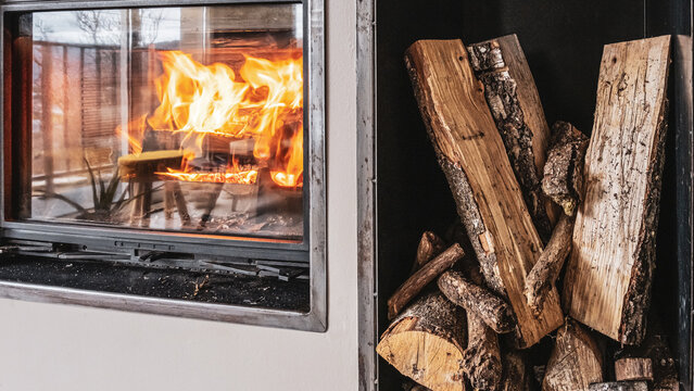 Joli feu de chemin&eacute;e et stock de b&ucirc;ches