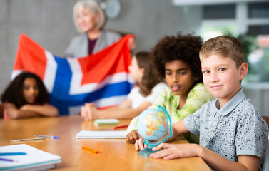 Kids learning together about norway in geography class