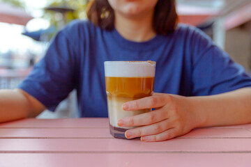 joven mujer, de 20 años, tomando un café.