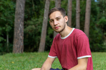 hombre joven, caucasico, con un perro galgo, disfrutando al aire libre.