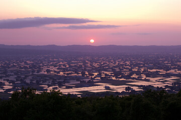 Fototapeta premium 散居村展望台より散居村夕景