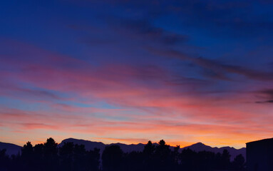 Tramonto in rosso e in blu sulle montagne