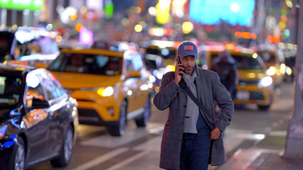 Obraz premium Afro-American Man in the streets of New York at Times Square - travel photography