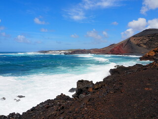 Playa de Montaña Bermeja y los Hervideros en Timanfaya, Lanzarote, Islas Canarias