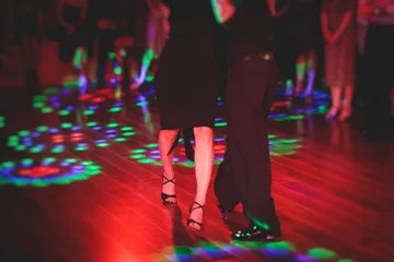 Papier Peint photo École de danse Couples dancing traditional latin argentinian dance milonga in the ballroom, tango salsa bachata kizomba lesson in the red and purple lights, festival, lesson class in dance school class academy