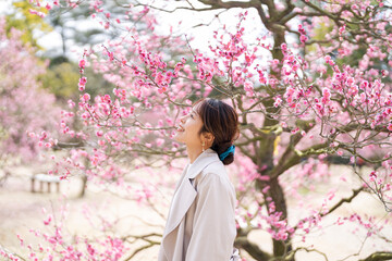 梅の花と女性