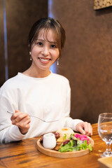 カフェでランチを食べる女性