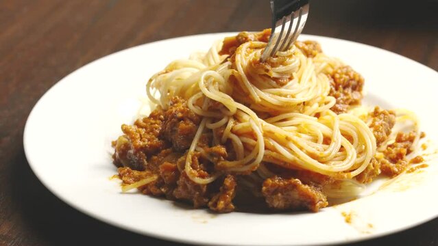 spaghetti with sauce,spaghetti italian tomatoes,pasta sauce,lunch meal spaghetti,eatery spaghetti