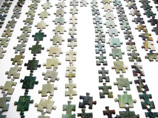 a lot of puzzles laid out in both color and shape, a method for collecting puzzles by sorting, background,
